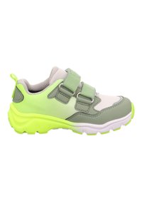 Chaussure de sport pour enfants en vert et gris avec des bandes Velcro et une tige en tissu mesh, conçue pour les jeux en plein air et le confort.