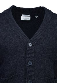 Donkergrijze lamswollen cardigan met een V-hals, geribde manchetten en zijzakken. Bevat vijf zwarte knopen aan de voorkant voor sluiting.