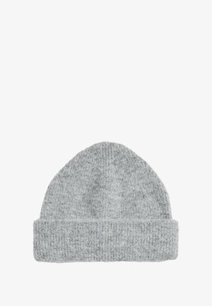 Grijze gebreide beanie met een opgevouwen rand en een zachte textuur, met een glad oppervlak en subtiele patroonvariaties in het garen.