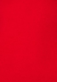 Roter gerippter Stoff mit glatter Textur und gleichmäßigem Muster, geeignet für verschiedene Kleidungsstücke. Keine sichtbaren Akzente oder Beschläge.