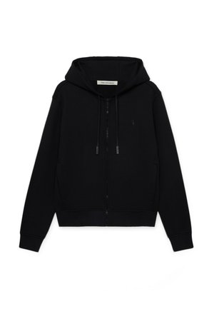 Czarna bluza z kapturem na suwak, z przednimi kieszeniami, sznurkami do ściągania, ściągaczami przy rękawach oraz małym logo na lewej piersi.