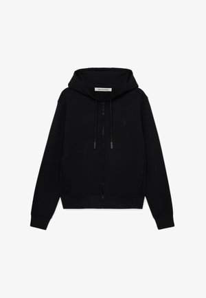 Czarna bluza z kapturem na suwak, z przednimi kieszeniami, sznurkami do ściągania, ściągaczami przy rękawach oraz małym logo na lewej piersi.