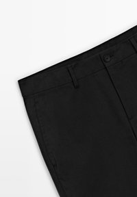 Zwarte broek van lichtgewicht stof, met een vlakke voorkant, knoopsluiting en zijzakken. Gladde textuur zonder zichtbare patronen.