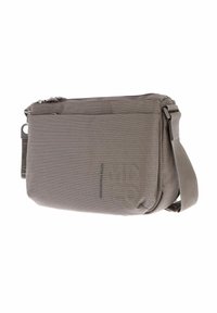Borsa a tracolla marrone con tessuto testurizzato, chiusura con zip, tracolla regolabile e tasca frontale. Forma rettangolare compatta.