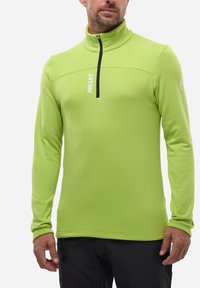 Limegrüner Langarmpullover mit halbem Reißverschluss, der eine glatte Textur aufweist und ein weißes Logo auf der Brust und dem Ärmel hat.