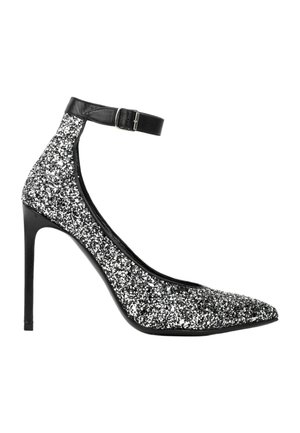 Chaussure à talon haut noire recouverte de paillettes argentées avec un bout pointu et une bride noire à la cheville avec une boucle.