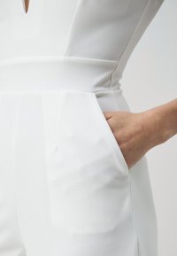 WAL G. FLEUR ONE SHOULDER  - Kombinezonas - white