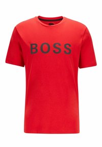 Rød kortærmet T-shirt med rund hals og sort "BOSS" tekst centreret på forsiden.