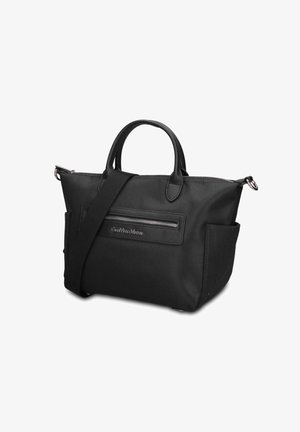 Borsa a mano nera strutturata con manici superiori, tasca frontale con zip, tasche laterali e tracolla regolabile su sfondo bianco.