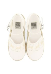 Chaussures en tissu blanc avec un bout rond, présentant un motif de couture décoratif et une sangle de cheville réglable. Semelle en fibres naturelles.