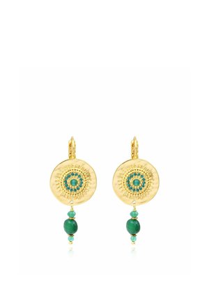 Boucles d'oreilles circulaires en or avec centres en pierre turquoise, détails complexes en forme d'éclat de soleil et perles vertes pendantes sous chaque boucle.