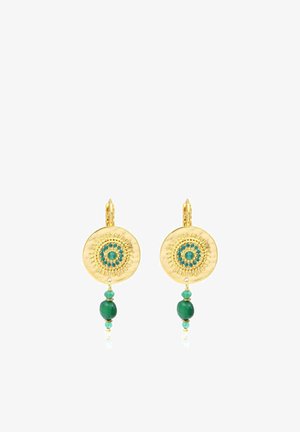 Boucles d'oreilles circulaires en or avec centres en pierre turquoise, détails complexes en forme d'éclat de soleil et perles vertes pendantes sous chaque boucle.