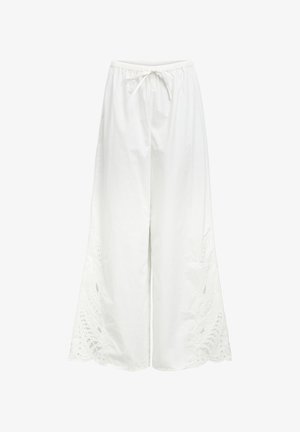 Weiße Hose mit weitem Bein, elastischem Bund und Kordelzug, mit Spitzenbesätzen nahe dem unteren Saum an beiden Beinen.
