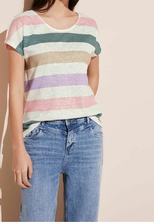 Prążkowany, krótki rękaw top w kolorach różowym, zielonym, beżowym i lawendowym na jasnym tle. Miękka tkanina, okrągły dekolt, luźny krój, w połączeniu z niebieskimi dżinsami.
