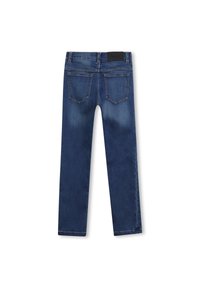 Jeans de ganga azul escuro com um corte justo, apresentando um aplique de logotipo preto, dois bolsos traseiros e ligeira descoloração na zona das coxas.