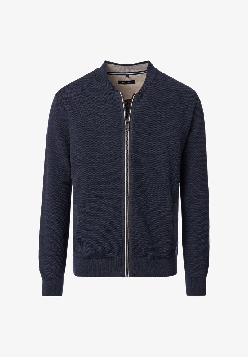 Marinblå texturerad stickad bomberjacka med hel dragkedja, ribbad krage, muddar och fåll, visad mot en vit bakgrund.