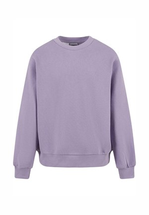 Lyse lilla sweatshirt med rund hals, lange ærmer og ribstrikkede manchetter og kant, ensfarvet uden synlige logoer eller mønstre.