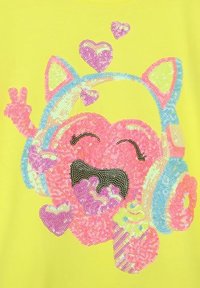 Maglietta gialla brillante con un cuore rosa e cuffie, arricchita di paillettes. Accenti includono cuori colorati e gesti di segno di pace.