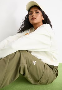 adidas Originals Armijas stila bikses - olive strata