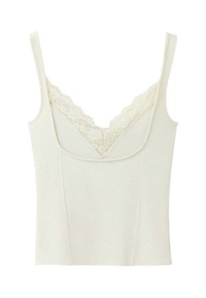 Top a coste color crema con spalline sottili e scollo a V rifinito in pizzo, mostrato steso su sfondo bianco.