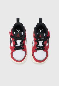 Sneaker rossi e bianchi con dettagli neri, dotati di una tomaia in rete, punta tonda, lacci neri e logo sulla linguetta e sul lato.