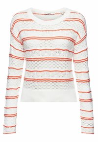 Pull en tricot blanc avec des rayures orange longitudinales, présentant un motif en maille ajourée texturée et des manches longues. Encolure ronde, coupe courte.