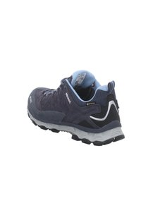Dunkelblaue Outdoor-Schuhe mit einer strukturierten Oberseite, grauer Sohle und verstärkter Zehe. Verfügt über ein hellblaues Innenfutter und ein Gore-Tex-Label.