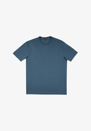 Effen blauwe T-shirt met korte mouwen en ronde hals, plat gelegd op een witte achtergrond, toont de voorkant en het eenvoudige ontwerp.