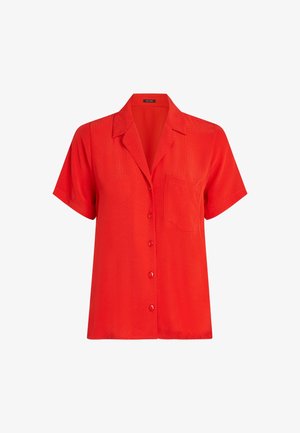 Czerwona koszula z krótkim rękawem wykonana z lekkiego materiału, z listwą guzikową, ostrożnym kołnierzykiem i kieszonką na lewej piersi z teksturowanym wzorem.