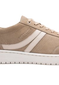 Sneaker in suede beige con dettagli in pelle bianca, upper testurizzato, punta rotonda e suola in gomma bianca a profilo basso. Presenta un logo laterale.