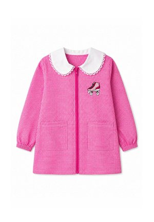 Vestito a maniche lunghe in vichy rosa e bianco con colletto in pizzo bianco, cerniera frontale, due tasche frontali e toppa con pattini a rotelle sul petto sinistro.