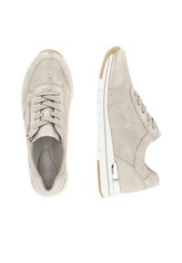 Sneaker beige in suede con lacci e zip laterale. Presentano una suola bianca con un'accademia argentata e dettagli superiore testurizzati per una migliore aderenza.