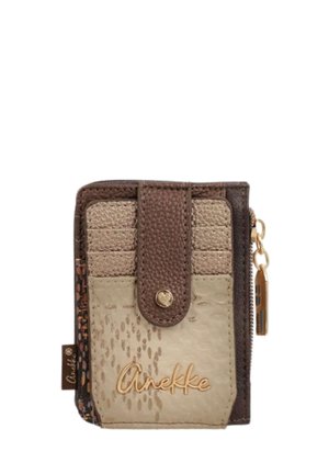 Piccolo portafoglio in pelle beige e marrone con chiusura a scatto, cerniera e nome del marchio in rilievo "Anekke" sul davanti.