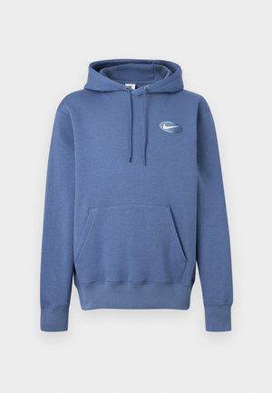 Sweat à capuche bleu avec cordons, poche kangourou et petit logo swoosh blanc à l'intérieur d'une grille ovale sur la poitrine.