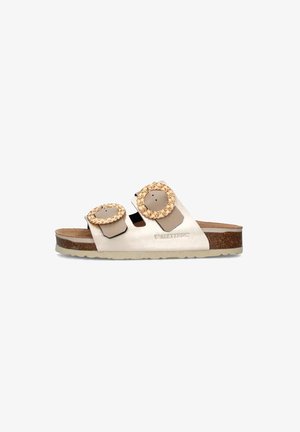 Sandal con superficie bianca, dotata di due grandi fibbie rotonde in oro, tomaia in pelle, soletta in sughero e suola in gomma texturizzata.