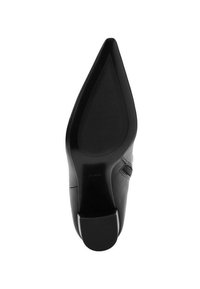 Zapato de tacón negro con punta afilada, textura de cuero suave y suela de goma con ranuras horizontales para mayor agarre.