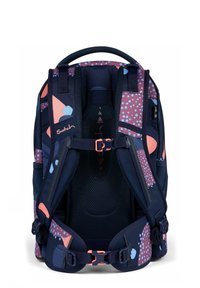 Zaino navy con motivi geometrici in rosa e blu, spallacci imbottiti, fibbie regolabili e schienale in rete traspirante.