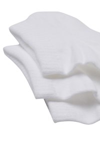 Weiße Baumwollsocken mit geripptem Design, die eine weiche, glatte Oberfläche und eine standardmäßige Crew-Länge aufweisen, übereinander geschichtet.