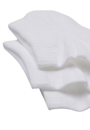 Białe bawełniane skarpetki z prążkowaną fakturą, o miękkim, gładkim wykończeniu i standardowej długości, ułożone jedna na drugiej.