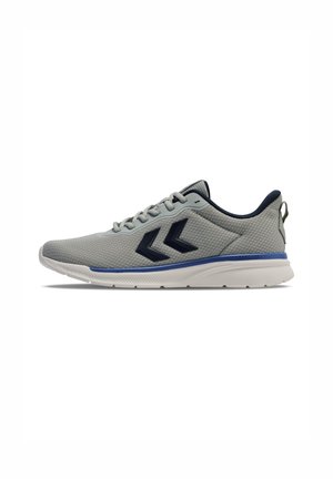 Graue Sportschuhe mit einem strukturierten Mesh-Obermaterial, marineblauen Akzenten und einer gepolsterten weißen Sohle. Verfügt über zwei Chevron-Logos an der Seite.