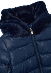 Chaqueta acolchada azul marino con cremallera frontal y un suave y acogedor cuello de piel sintética.