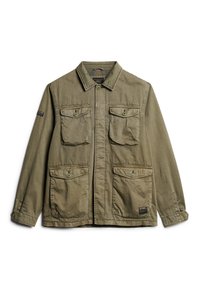 Veste en toile verte olive avec un col, fermeture éclair sur le devant, deux poches poitrine et deux poches à rabat inférieures. Présente une finition texturée.