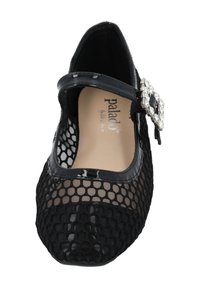 Bailarinas de malla negra con una correa de charol y una hebilla decorativa de strass. Punta cerrada, diseño ligero y textura transpirable.