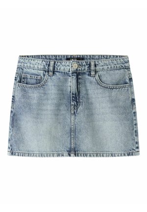 Svetlomodrá rifľová minisukňa s prednými gombíkmi, zipsom, pútkami na opasok a tromi vreckami, zobrazená na bielom pozadí.