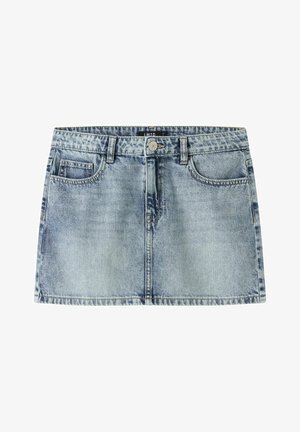 Mini-jupe en denim bleu clair avec bouton devant, fermeture éclair, passants de ceinture et trois poches, présentée sur fond blanc.