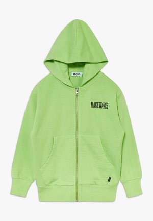 Jasnozielona bluza z kapturem i zamkiem, z przednimi kieszeniami, ściągaczami na rękawach oraz napisem "MAKE WAVES" na lewej stronie klatki piersiowej, wykonanym czarną, zniekształconą czcionką.