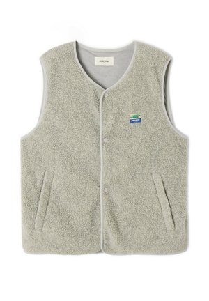 Gilet en polaire de couleur gris clair avec un devant à bouton et deux poches latérales. Présente une petite étiquette de marque multicolore sur la poitrine. Texture douce.