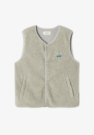 Chaleco de forro polar en gris claro con cierre de botones y dos bolsillos laterales. Presenta una pequeña etiqueta de marca multicolor en el pecho. Textura suave.