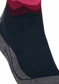 Mehrfarbige Socke mit einem Farbhorizontalverlauf, der rosa, kastanienbraune und dunkelblaue Abschnitte umfasst. Hergestellt aus einem strukturierten, dehnbaren Stoff.