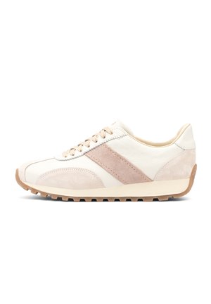 Witte en beige lage sneaker met suède accenten, beige diagonale streep, beige veters en een getextureerde bruine zool, gezien vanaf de zijkant.